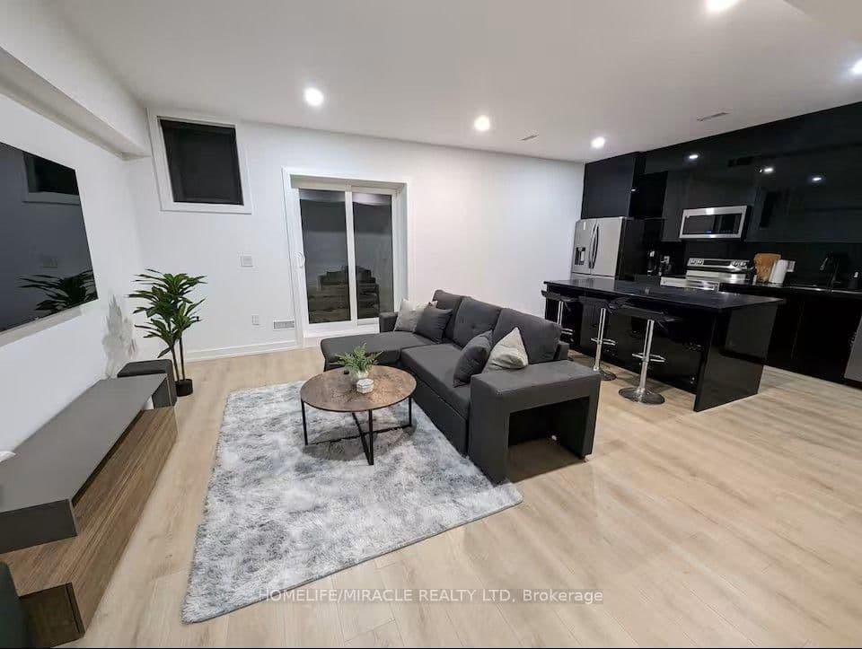 100 Macdonald Street, Unit Main & Upper Level thumbnail 10