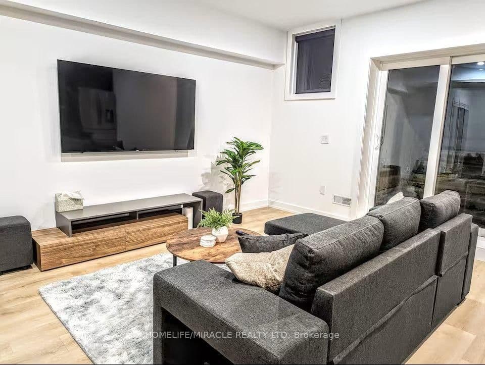 100 Macdonald Street, Unit Main & Upper Level thumbnail 9