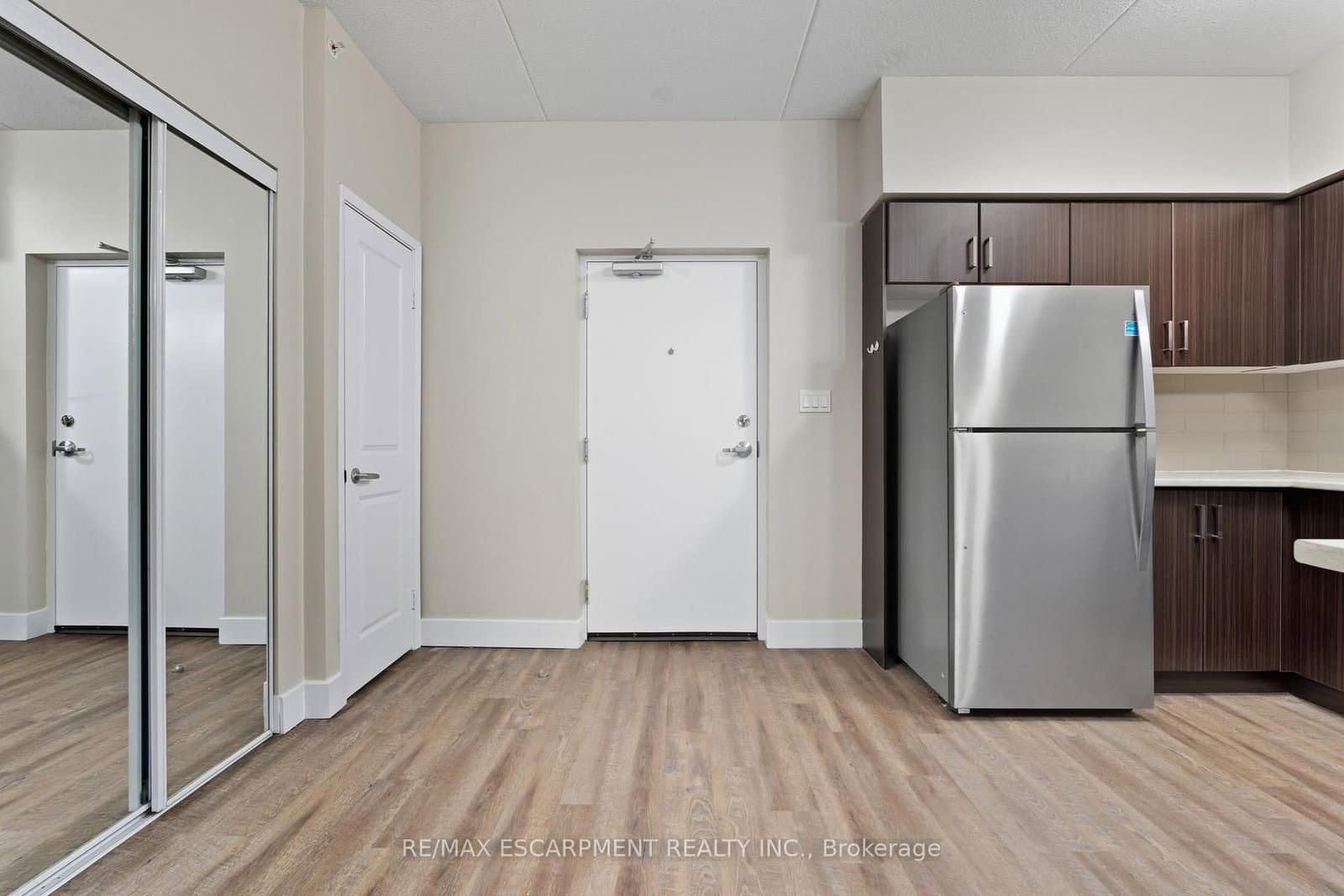 149 Main Street W, Unit 203 thumbnail 5
