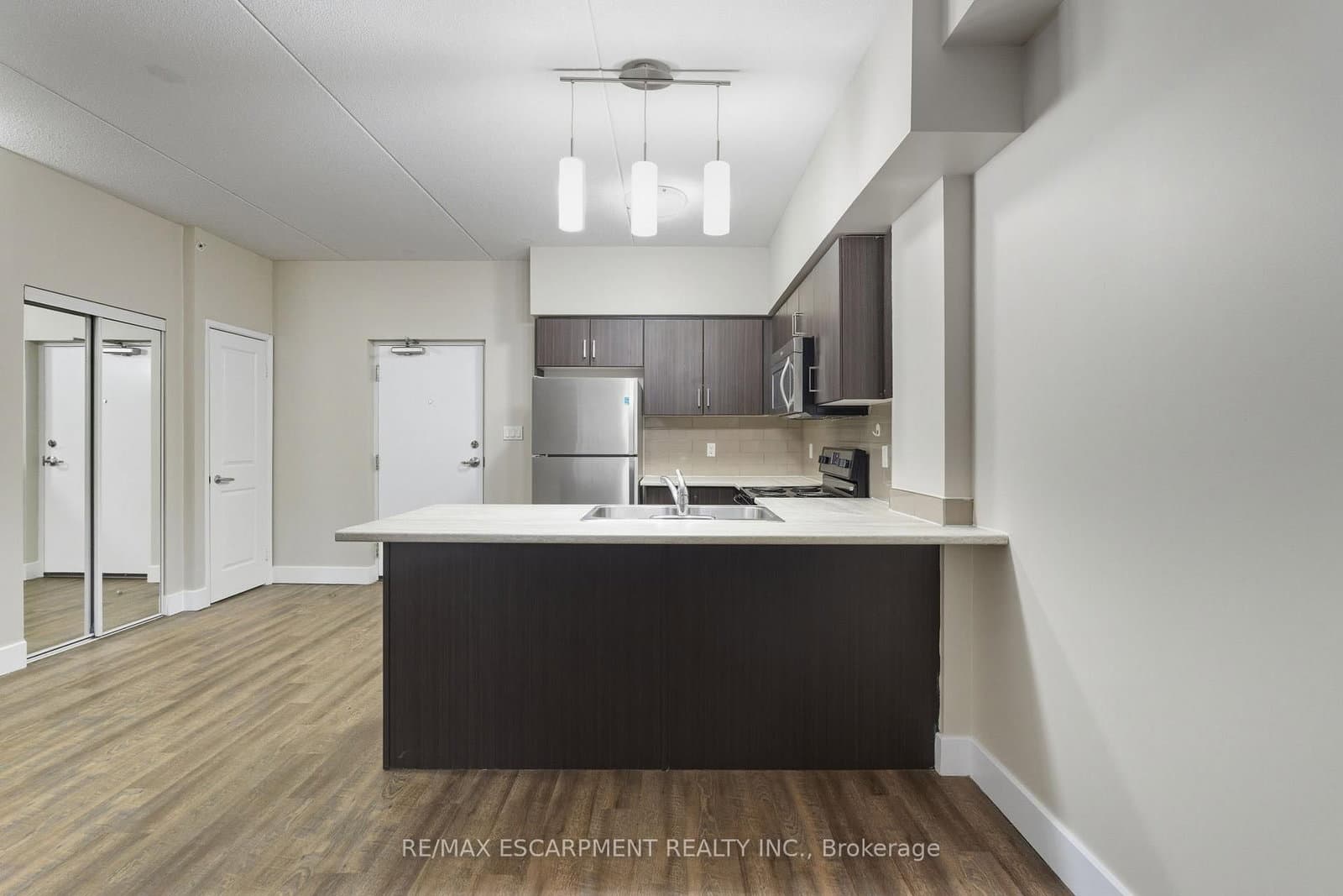 149 Main Street W, Unit 203 thumbnail 9