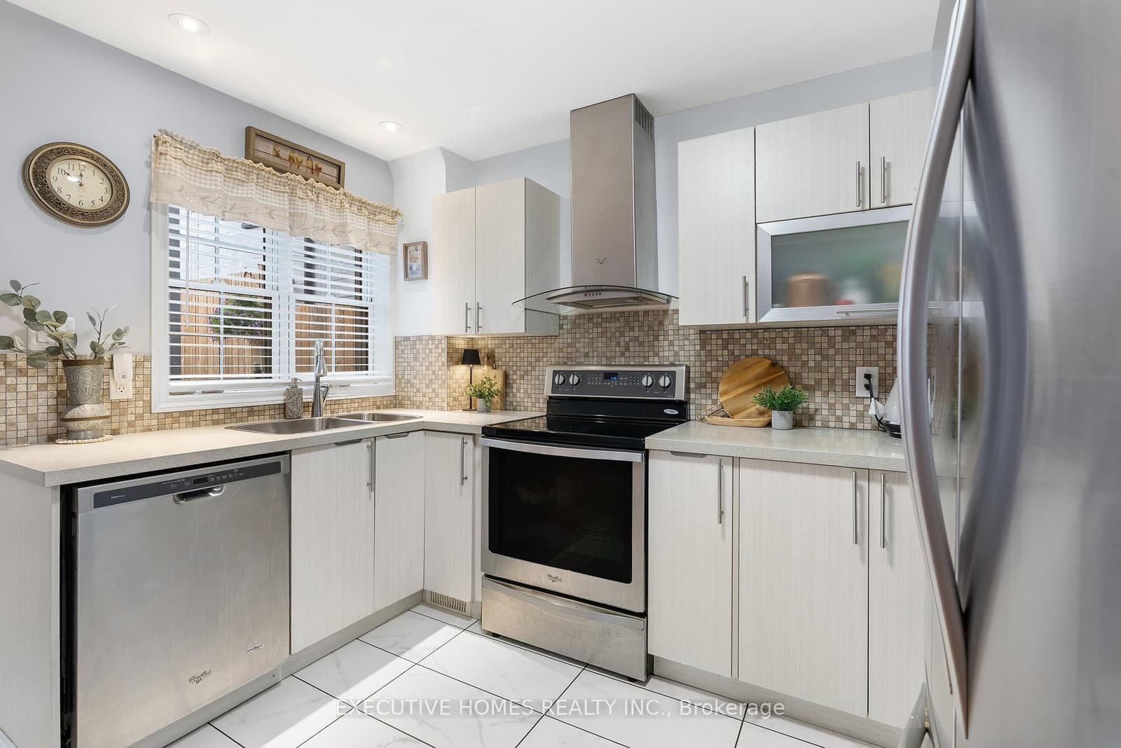 582 Upper James Street thumbnail 16