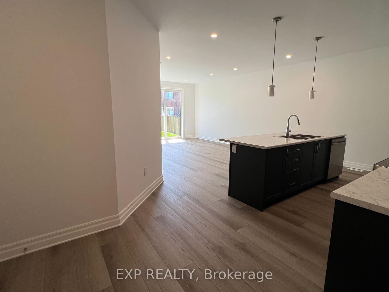 7532 Splendour Drive, Unit Main thumbnail 3