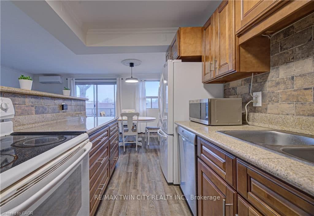 793 COLBORNE Street, Unit 202 thumbnail 5