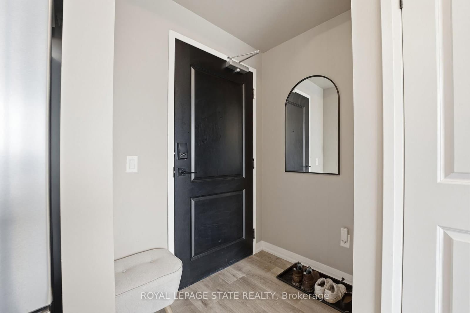 120 Springvalley Crescent, Unit 203 thumbnail 3