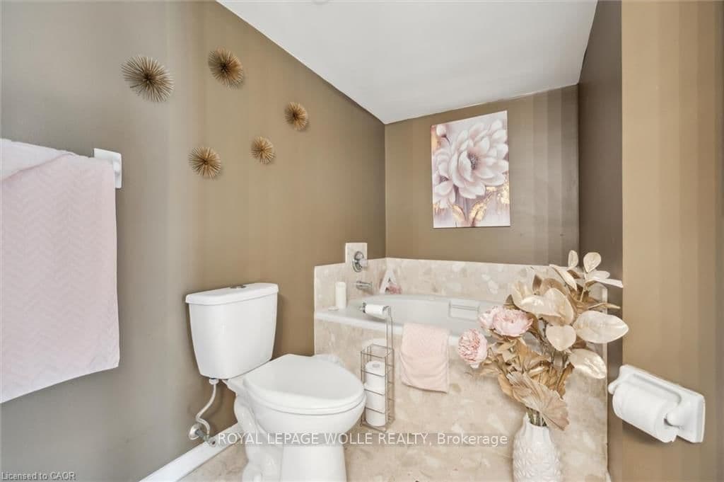 3267 King Street E, Unit 204 thumbnail 18