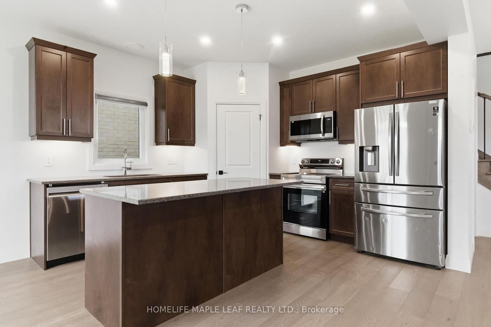 1566 Wright Crescent thumbnail 11