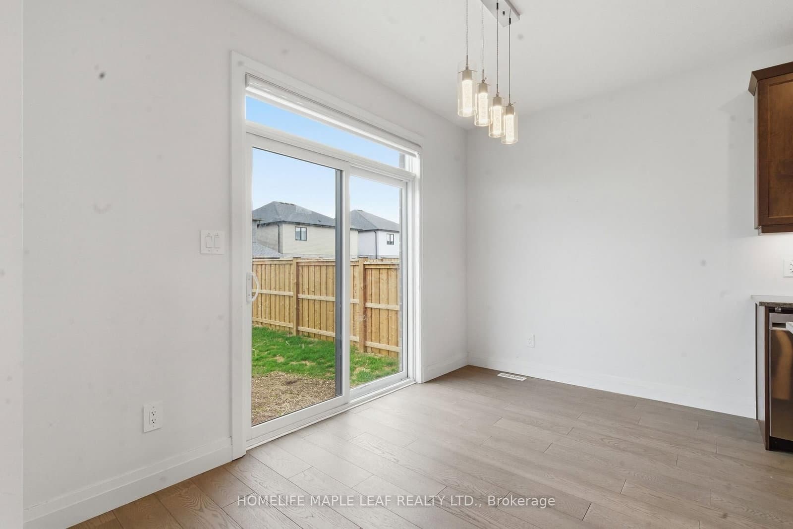 1566 Wright Crescent thumbnail 13