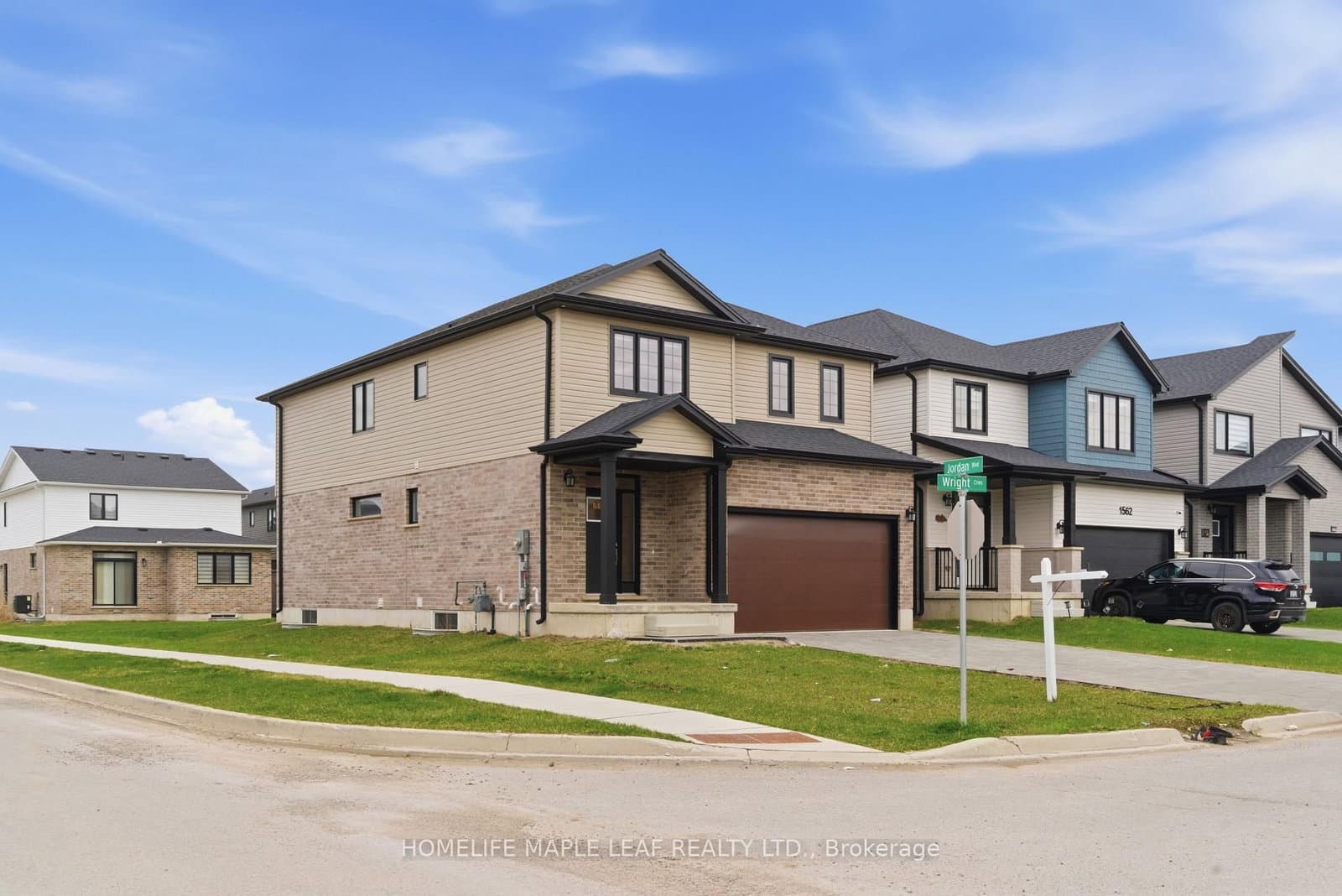 1566 Wright Crescent thumbnail 3