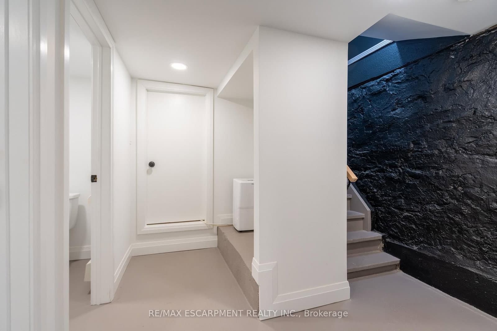 299 James Street N thumbnail 16
