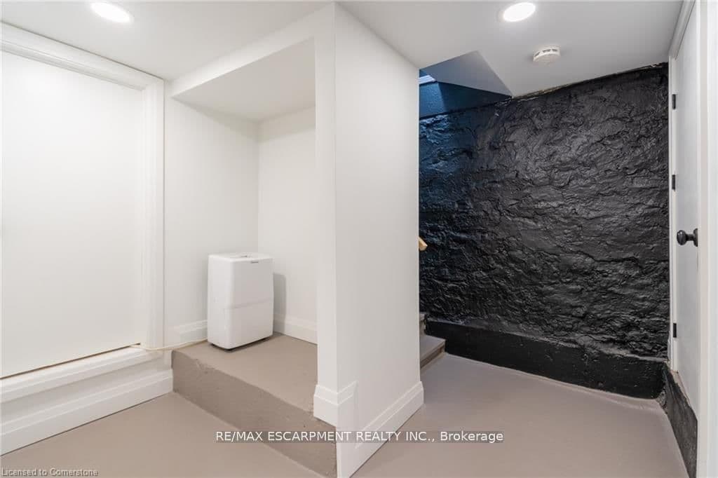 299 James Street N thumbnail 17