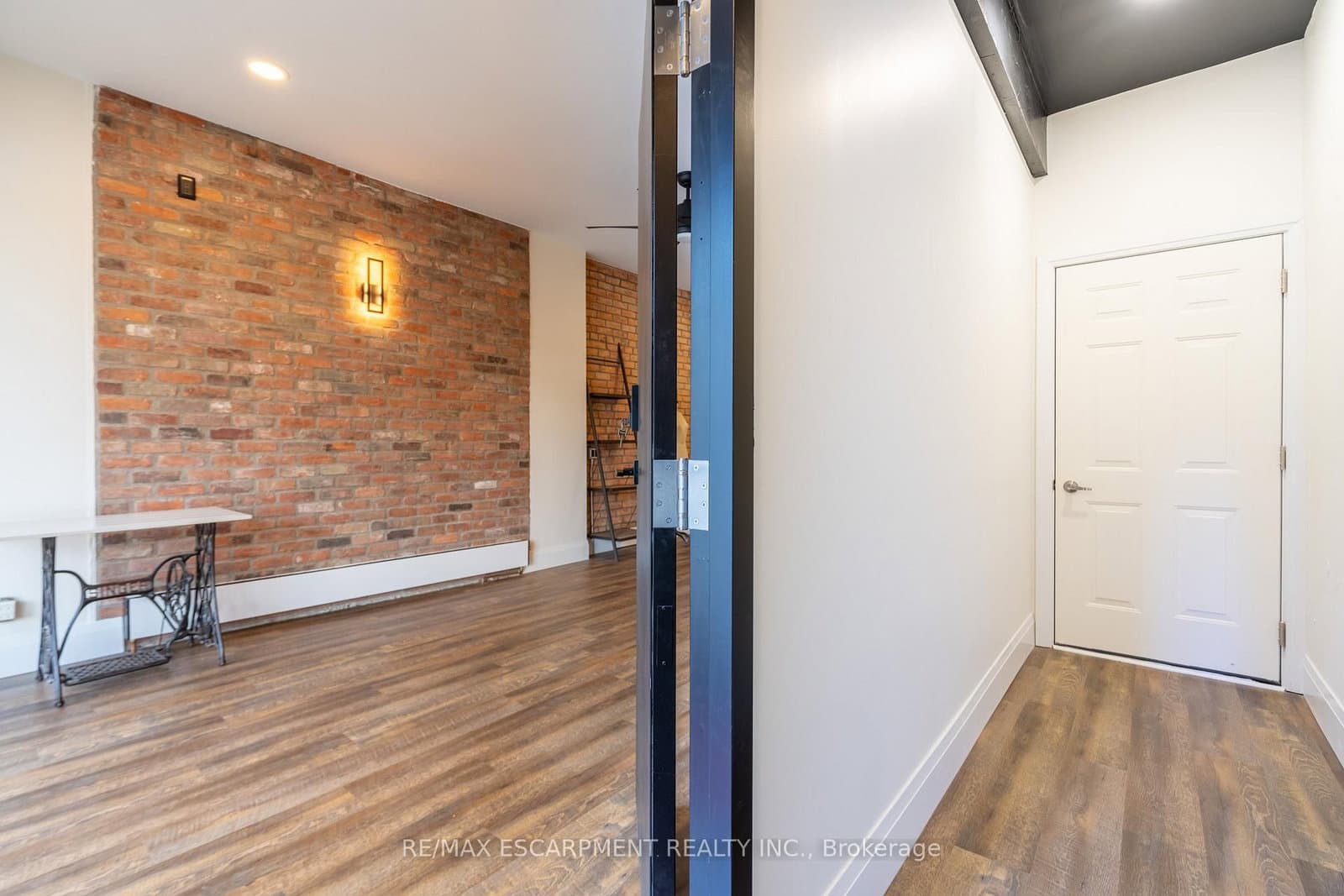 299 James Street N thumbnail 5