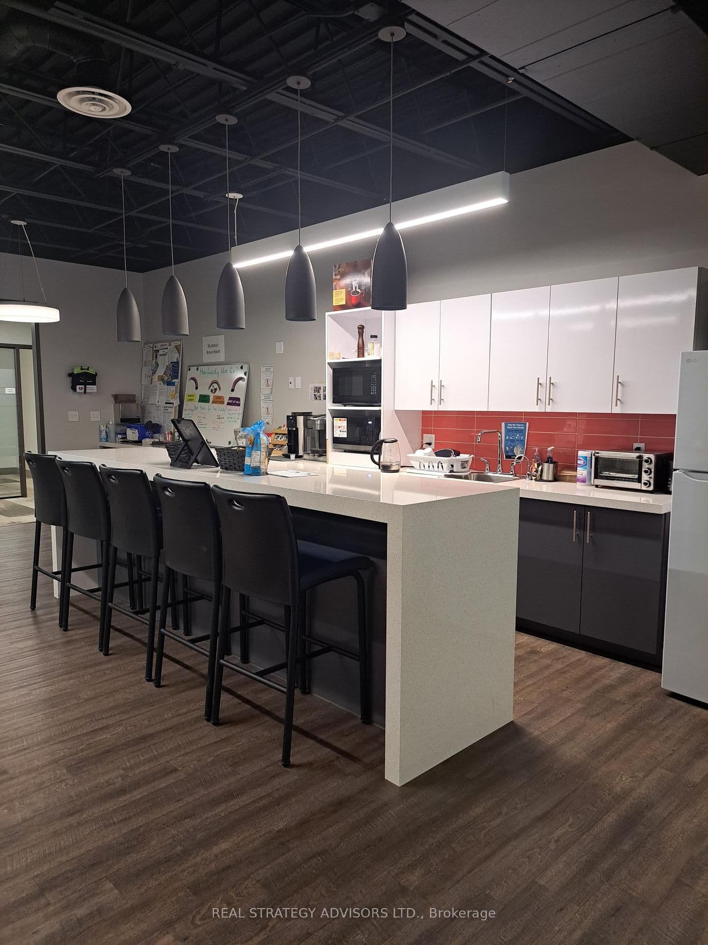 1688 Woodward Drive, Unit 1680 thumbnail 2