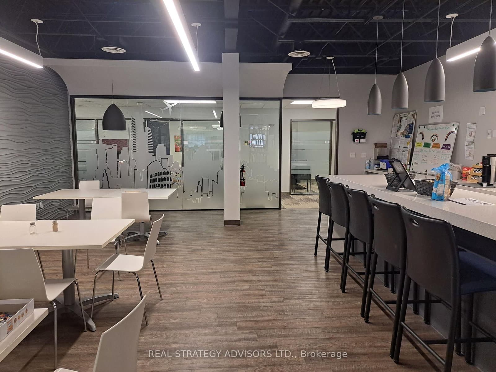 1688 Woodward Drive, Unit 1680 thumbnail 3