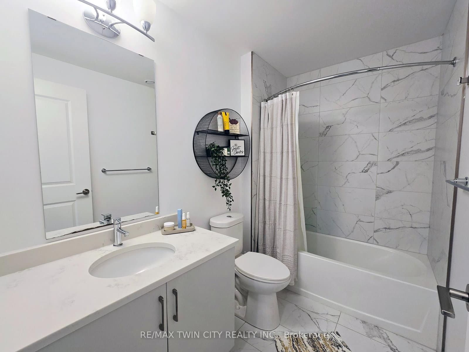 181 King Street S, Unit 1812 thumbnail 3
