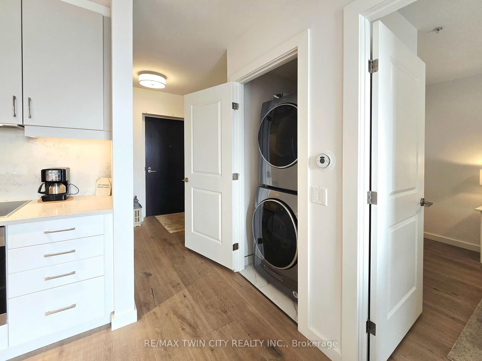 181 King Street S, Unit 1812 thumbnail 4