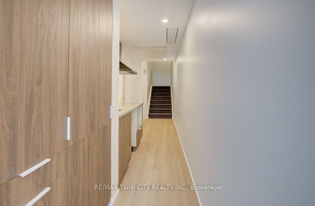 26 King Street E thumbnail 20