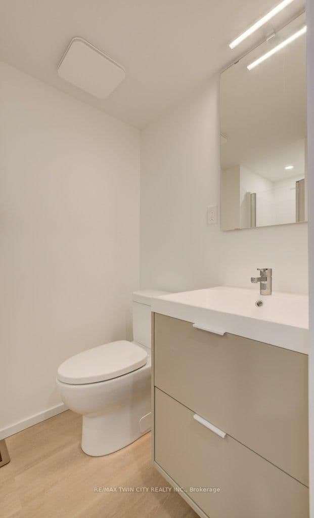 26 King Street E thumbnail 26