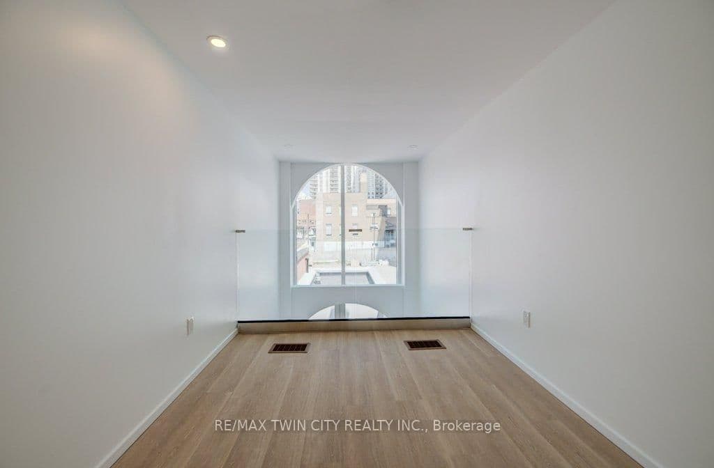 26 King Street E thumbnail 29