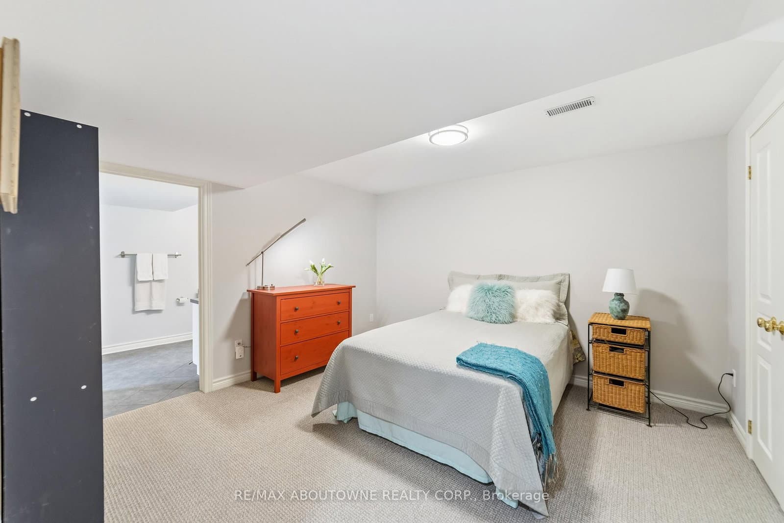 575 Simcoe Street, Unit 12 thumbnail 25