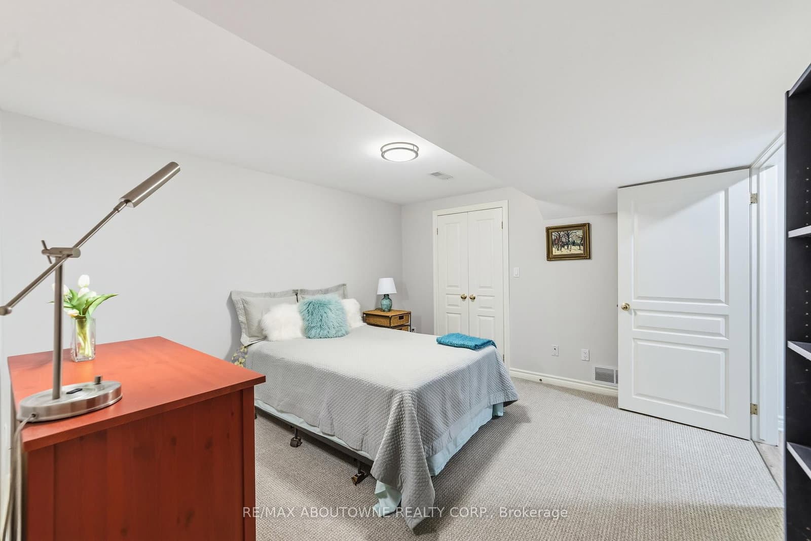 575 Simcoe Street, Unit 12 thumbnail 26