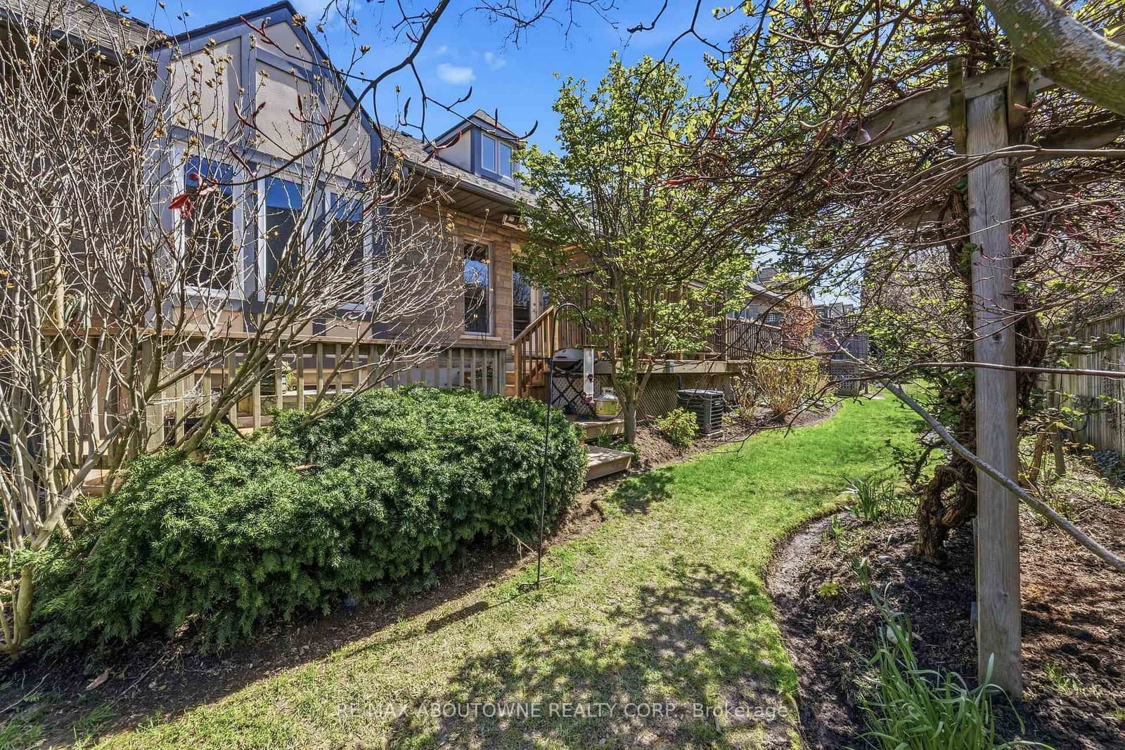 575 Simcoe Street, Unit 12 thumbnail 33