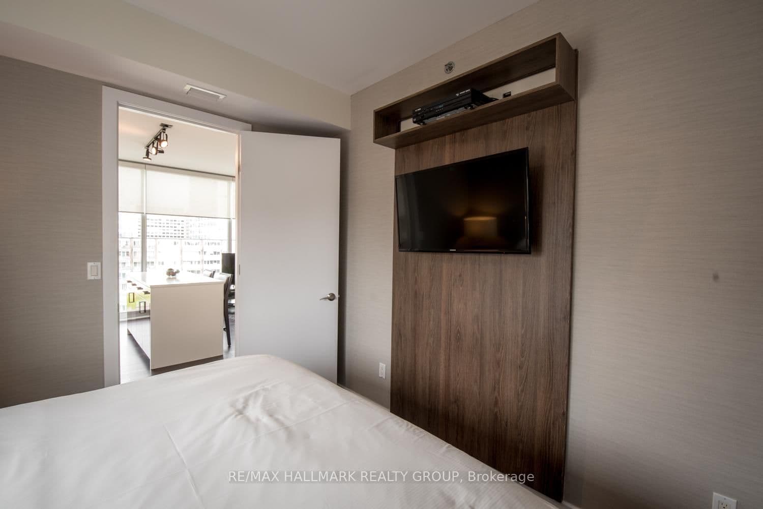 300 Lisgar Street, Unit 1111 thumbnail 14