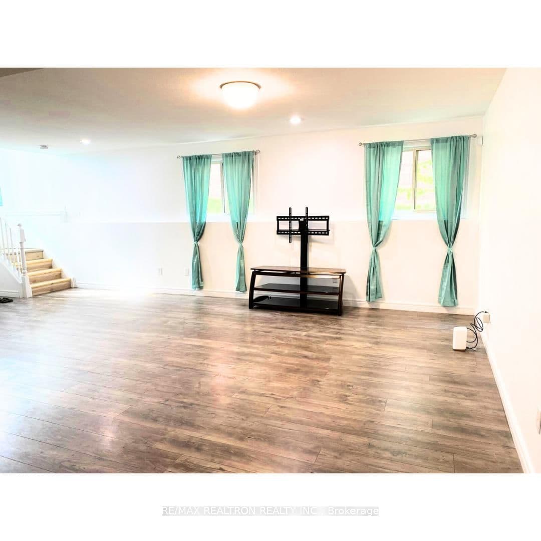 962 Queensborough Court thumbnail 11