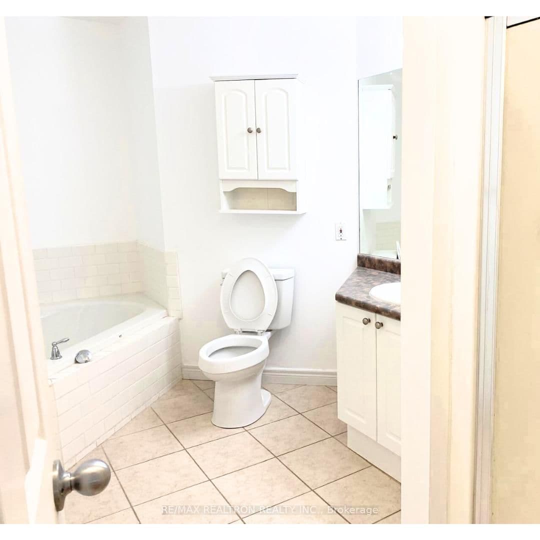 962 Queensborough Court thumbnail 3