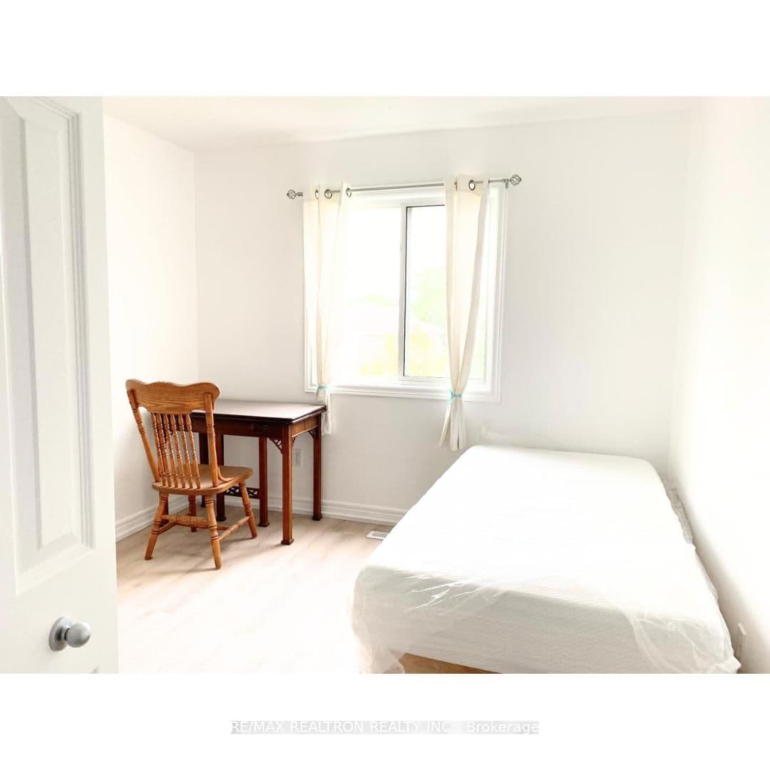 962 Queensborough Court thumbnail 4