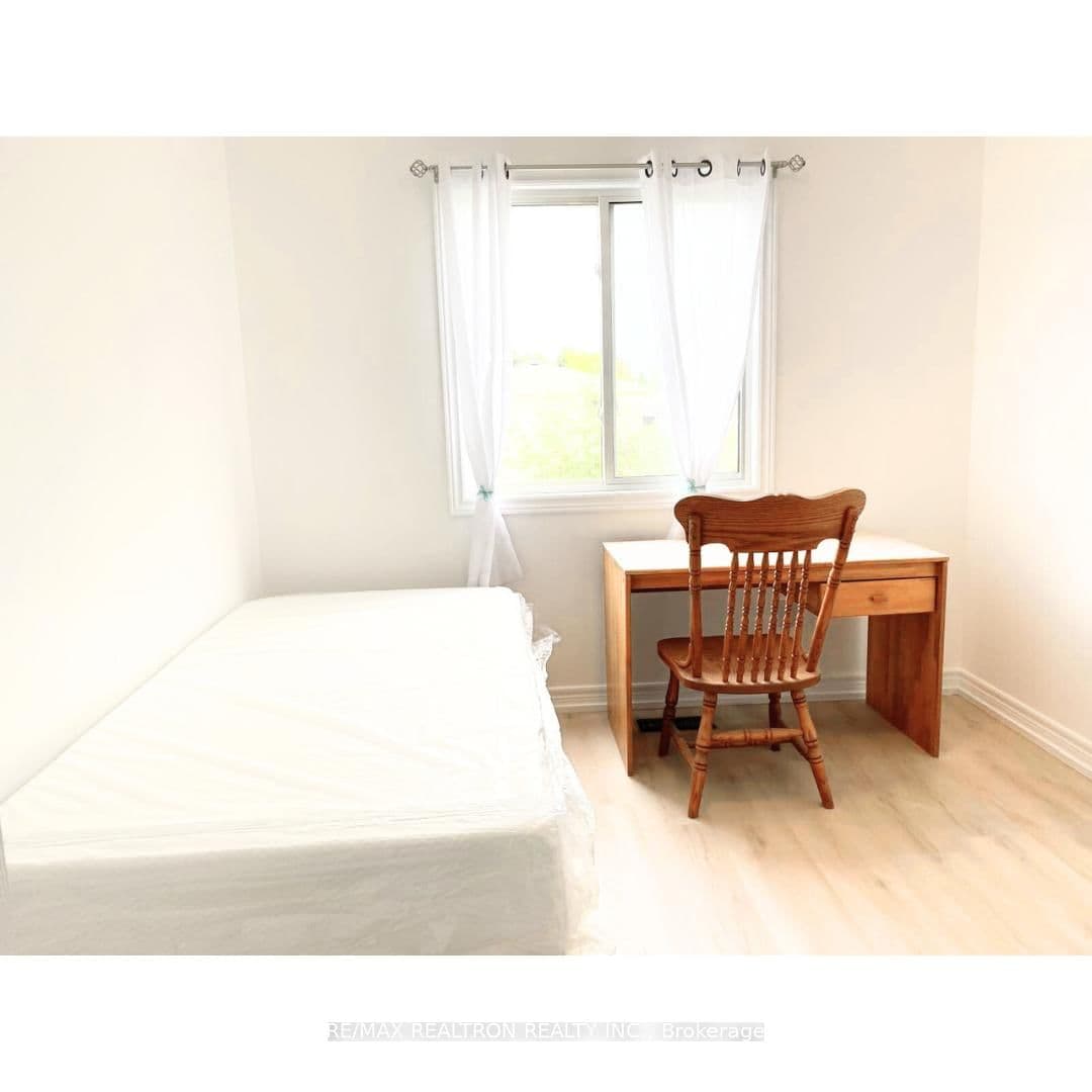 962 Queensborough Court thumbnail 5