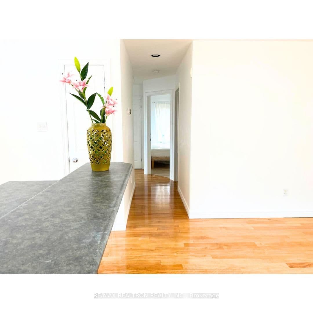 962 Queensborough Court thumbnail 9