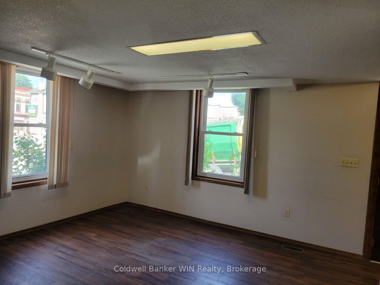 120 King Street E thumbnail 22