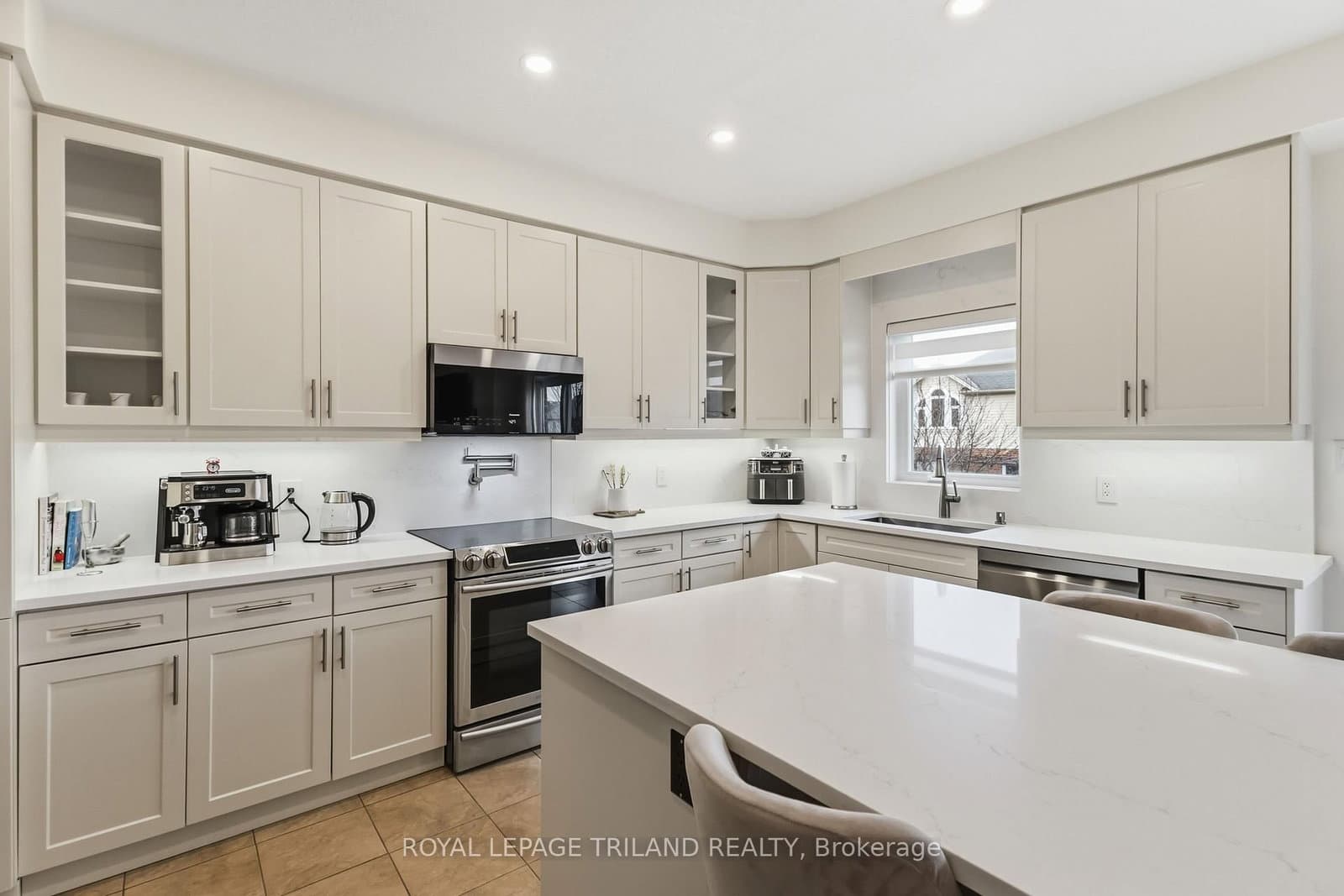 860 Kettleridge Street thumbnail 13