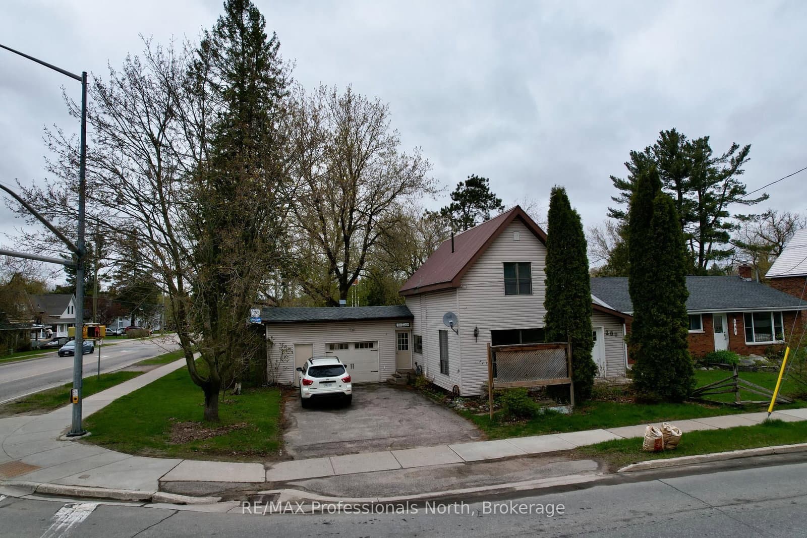 209 Dill St Street thumbnail 3