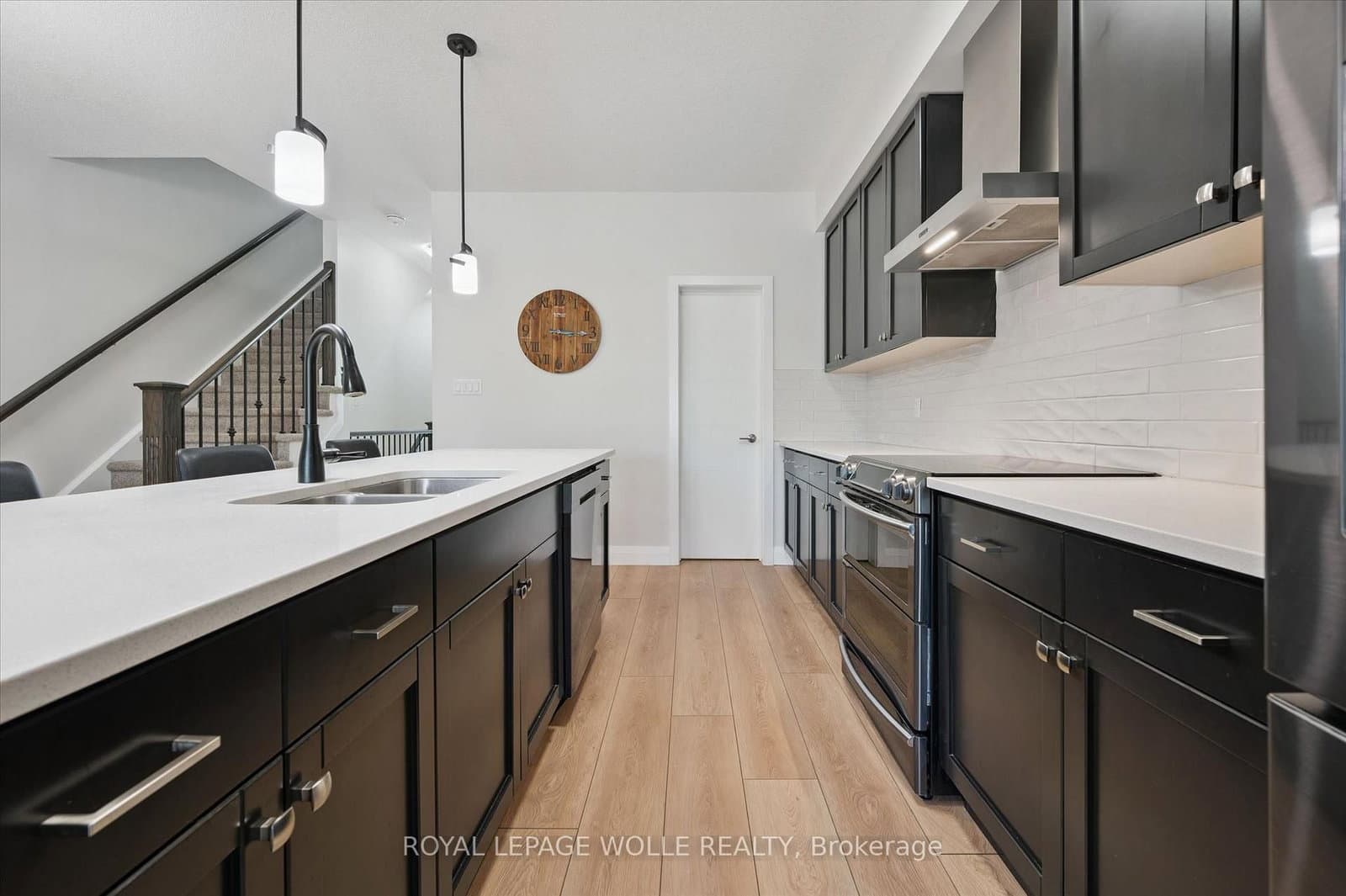 873 Robert Ferrie Drive thumbnail 11