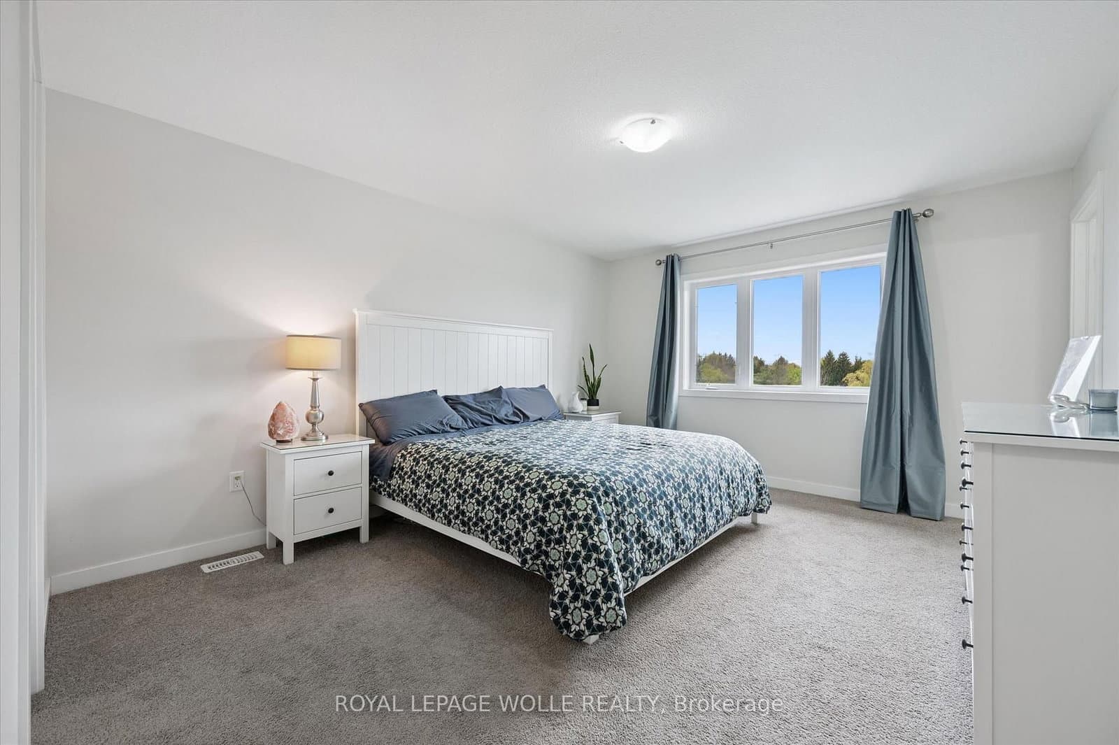 873 Robert Ferrie Drive thumbnail 22