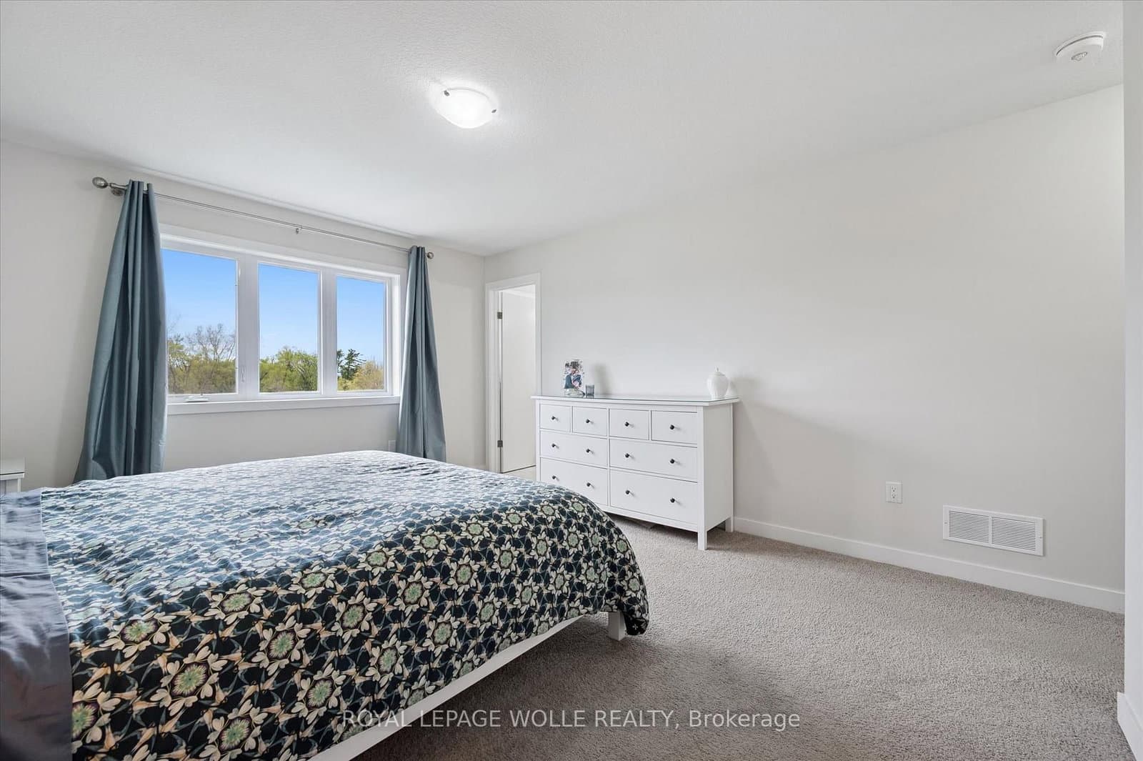 873 Robert Ferrie Drive thumbnail 23