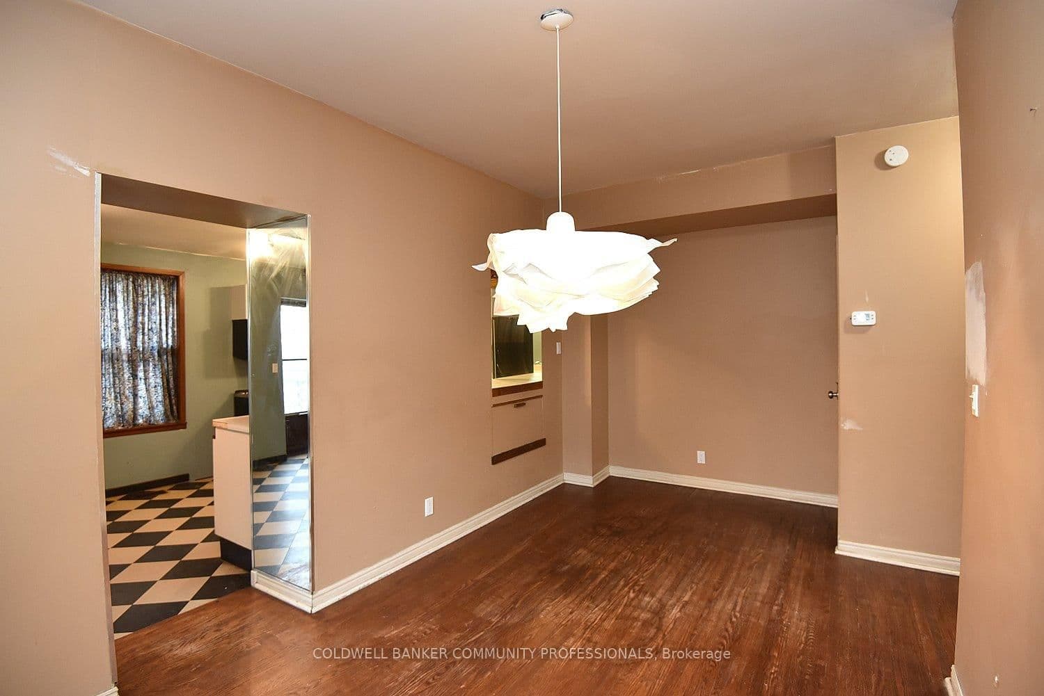 128 Hess Street S thumbnail 14