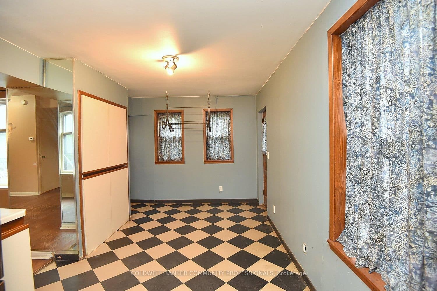 128 Hess Street S thumbnail 19