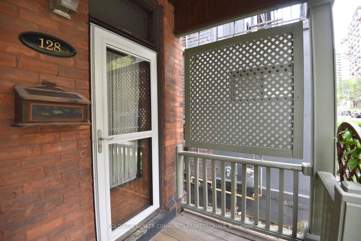 128 Hess Street S thumbnail 2