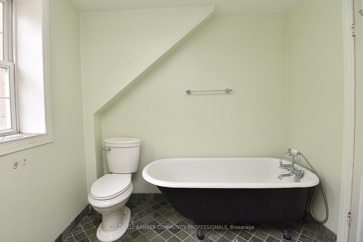 128 Hess Street S thumbnail 29