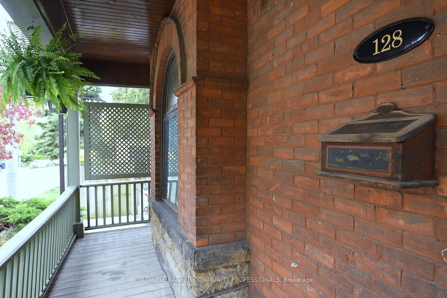 128 Hess Street S thumbnail 3