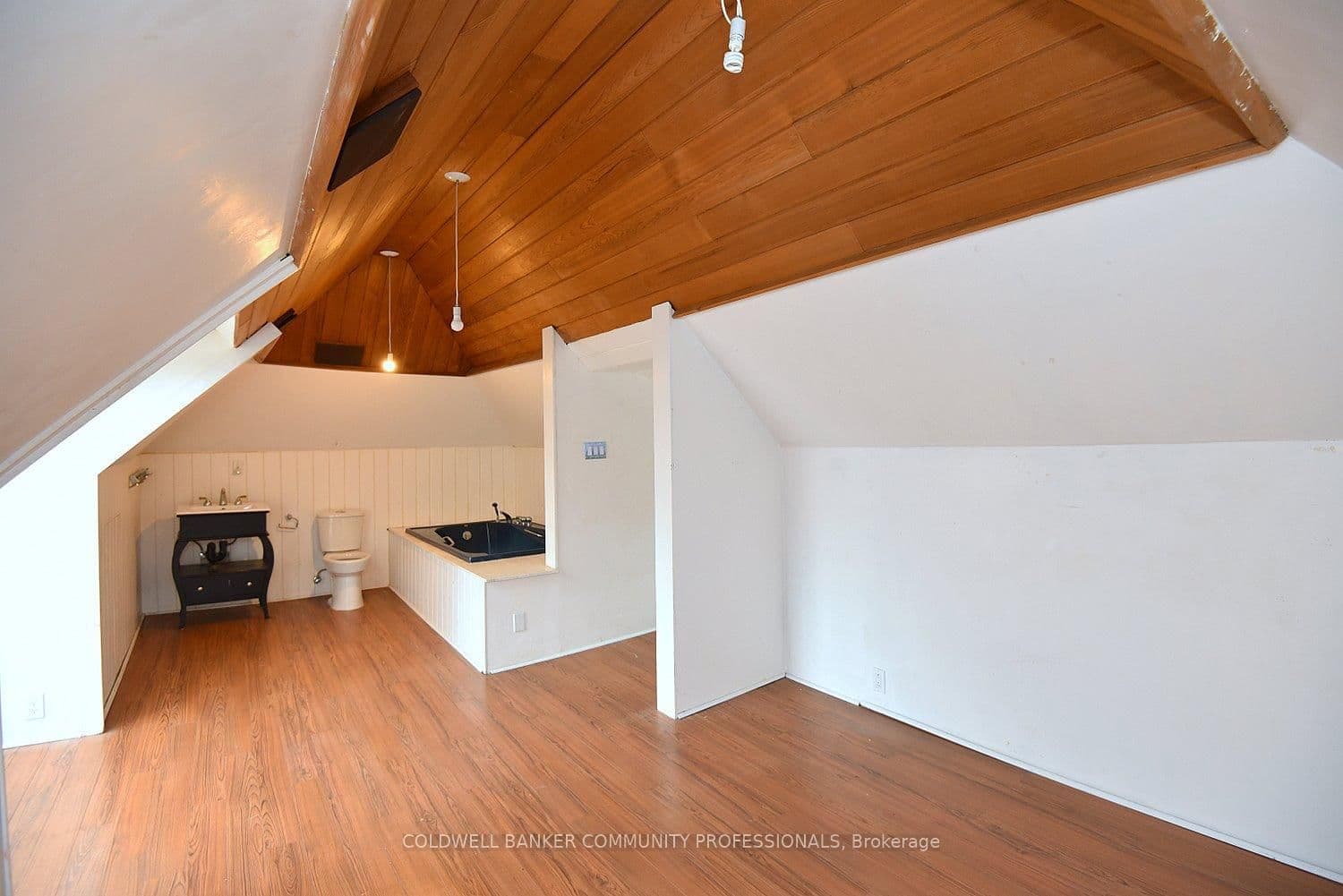 128 Hess Street S thumbnail 32