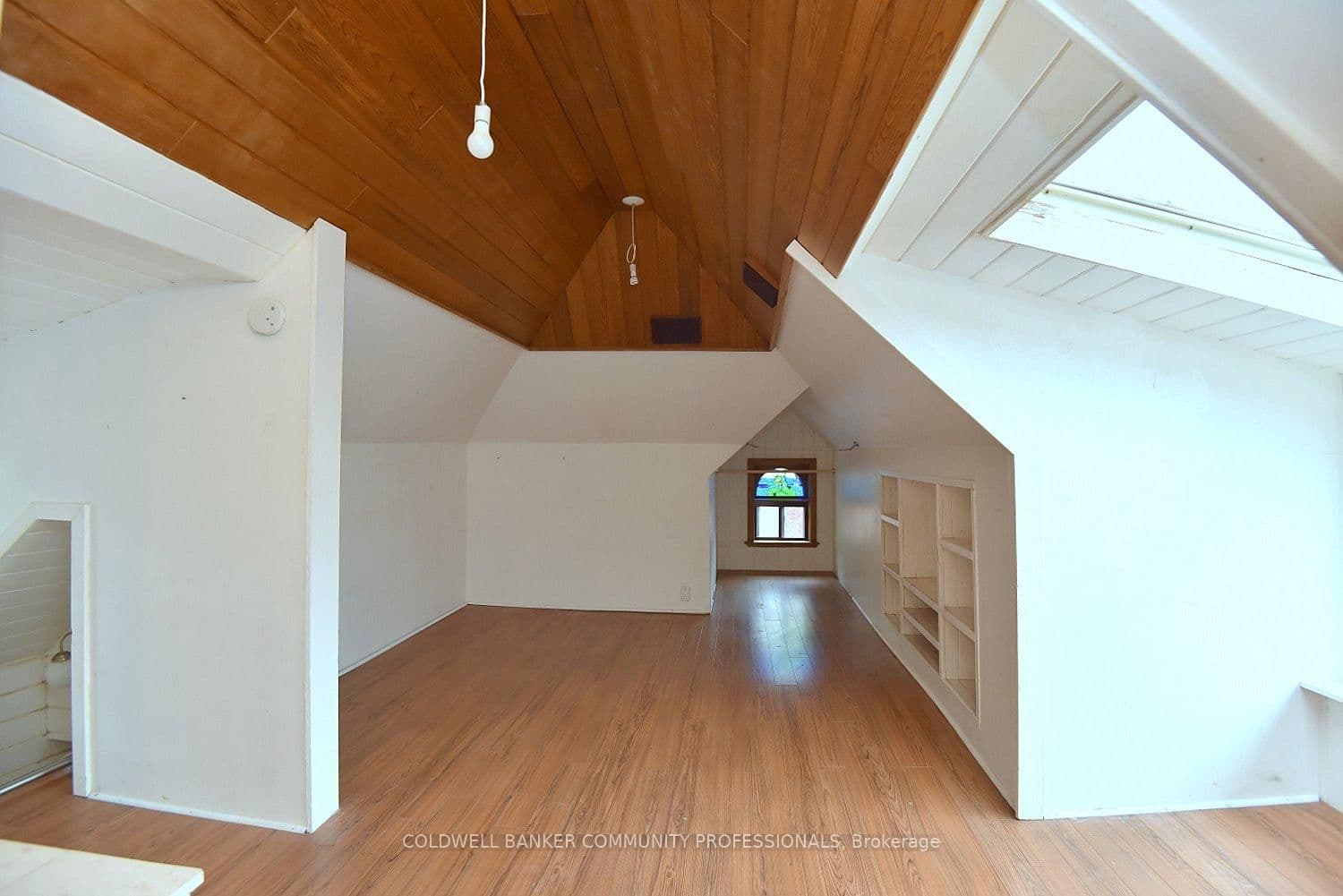 128 Hess Street S thumbnail 35