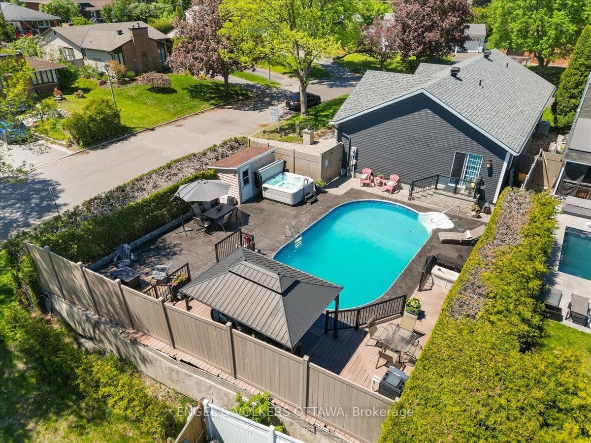 1005 Gold Crescent - Image 1