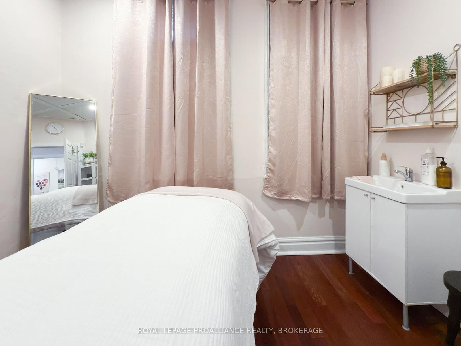 48 Dundas Street E thumbnail 24