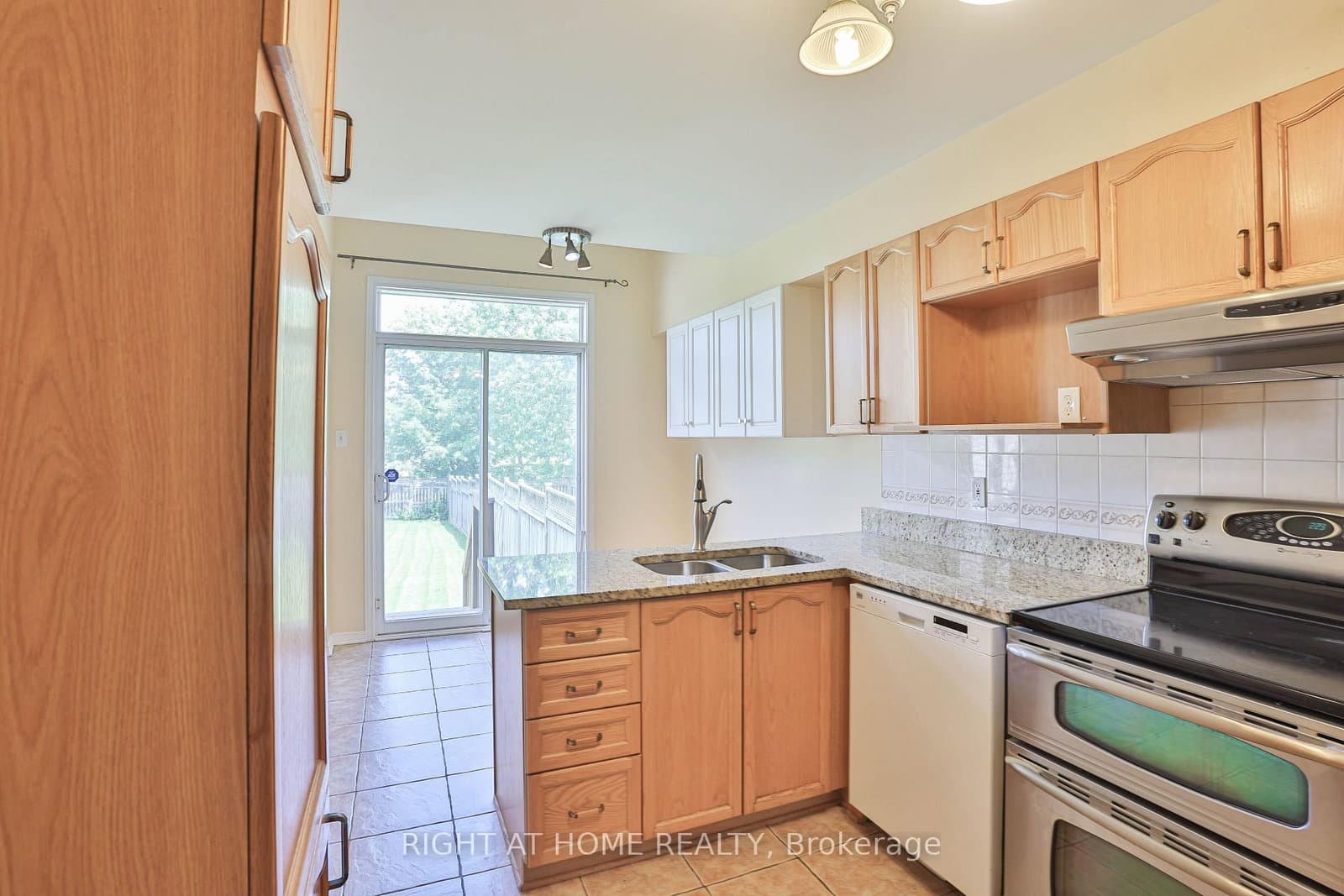142 Lilibet Crescent E thumbnail 13