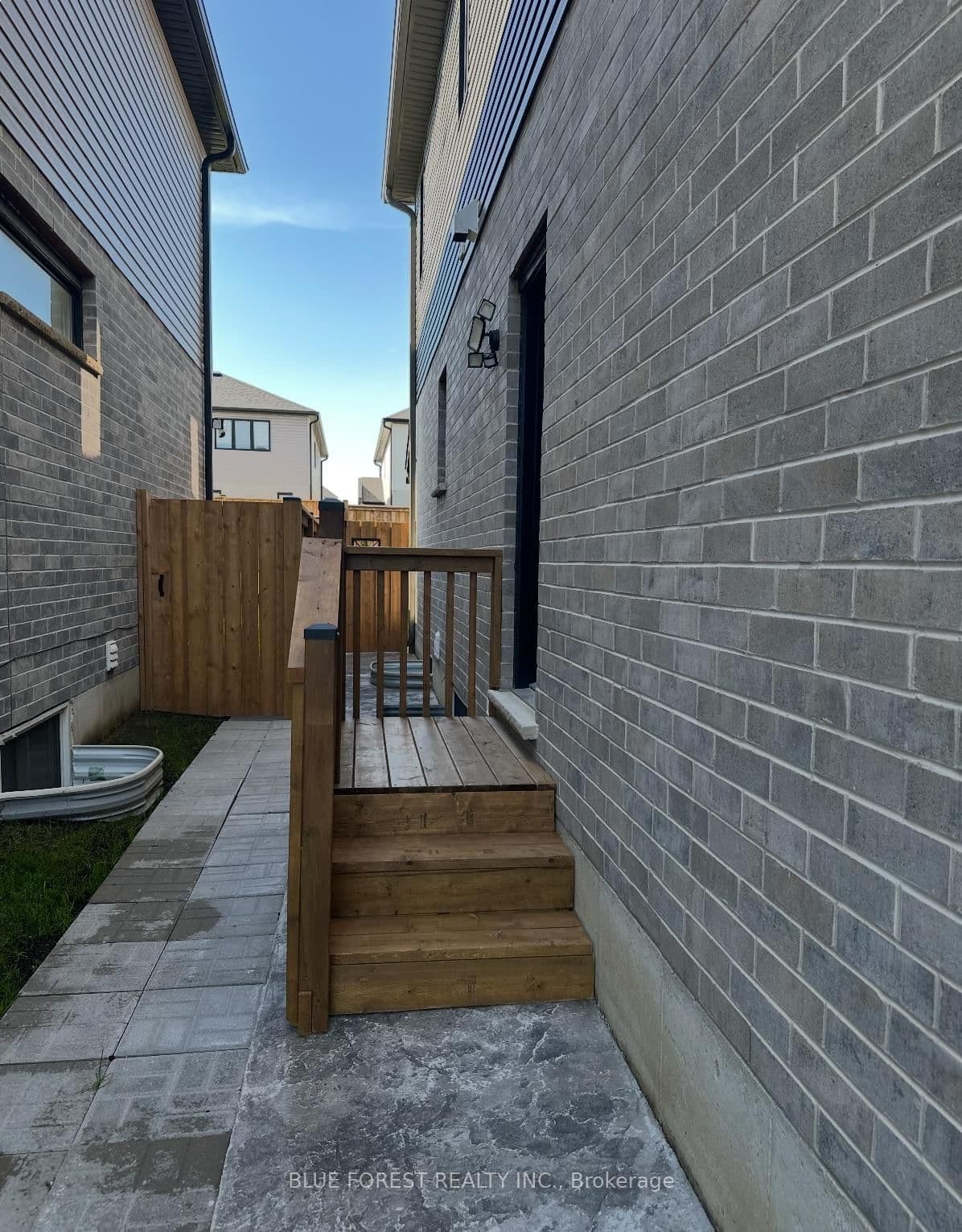 1458 Wright Crescent thumbnail 3