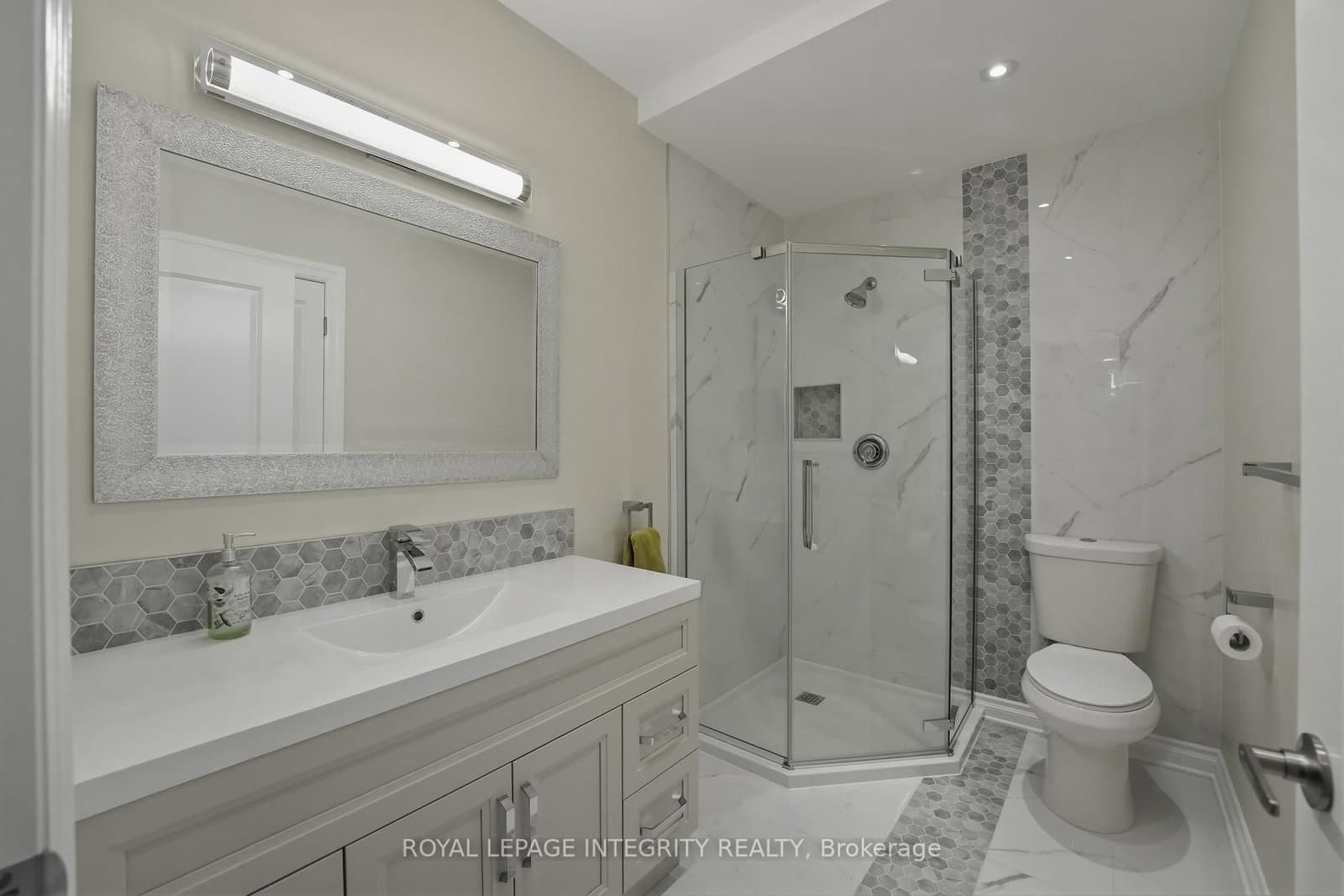 476 Ancaster Avenue thumbnail 32