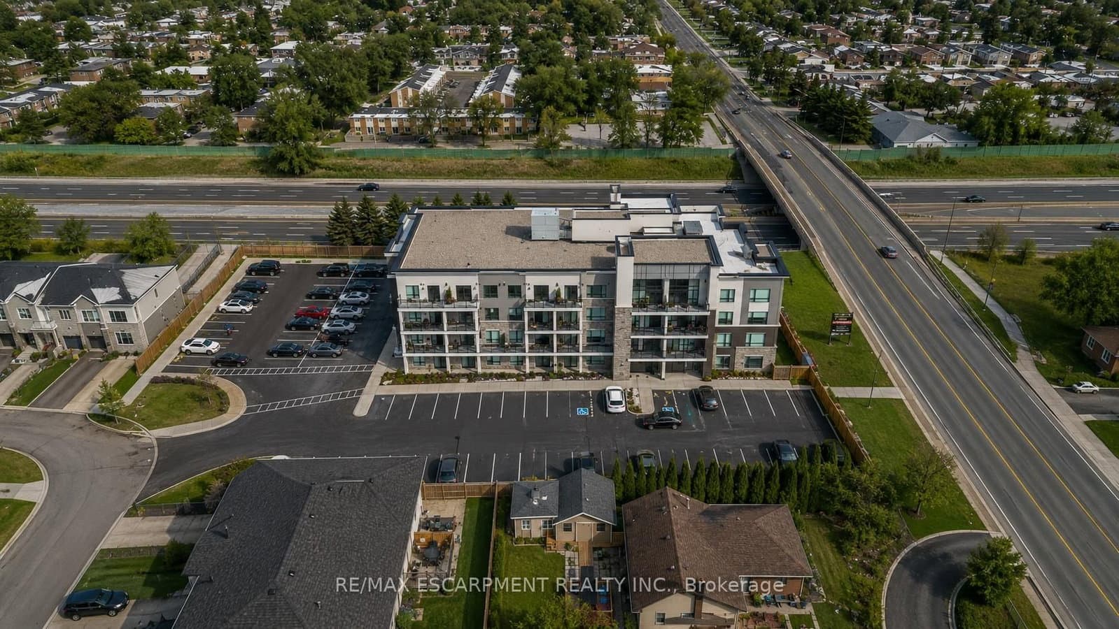 120 SPRINGVALLEY Crescent, Unit 104 thumbnail 2